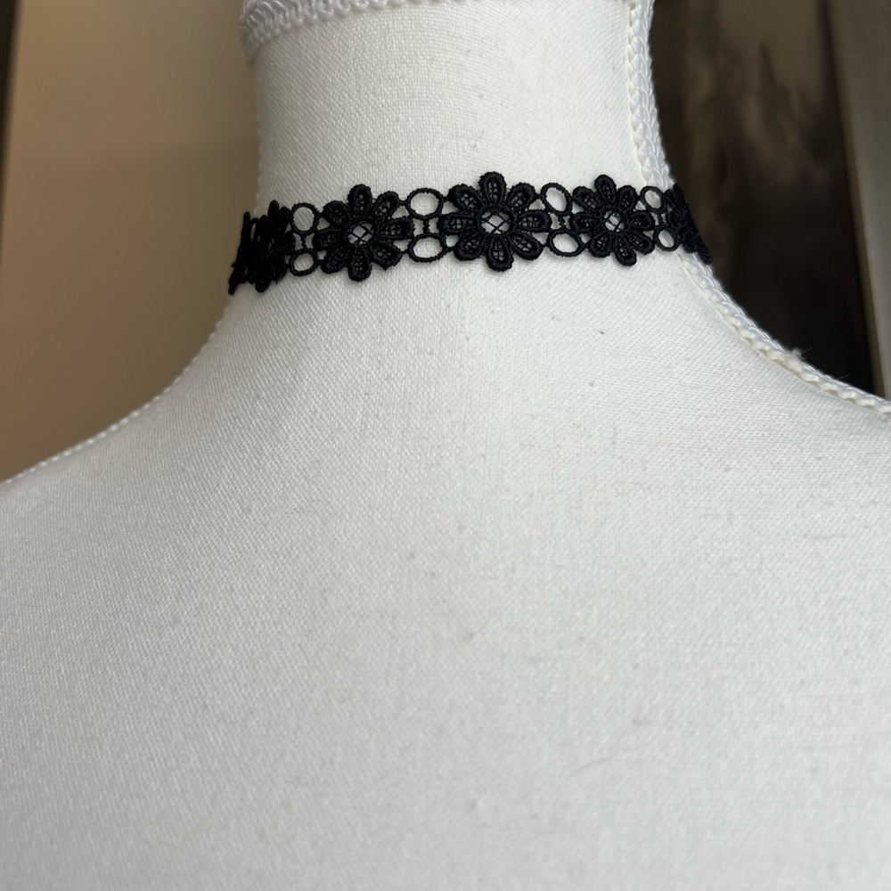 Black Lace Choker – Floral Elegance | Adjustable Fit